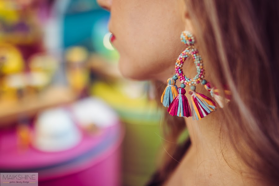 Detalles de pendientes de flecos multicolor