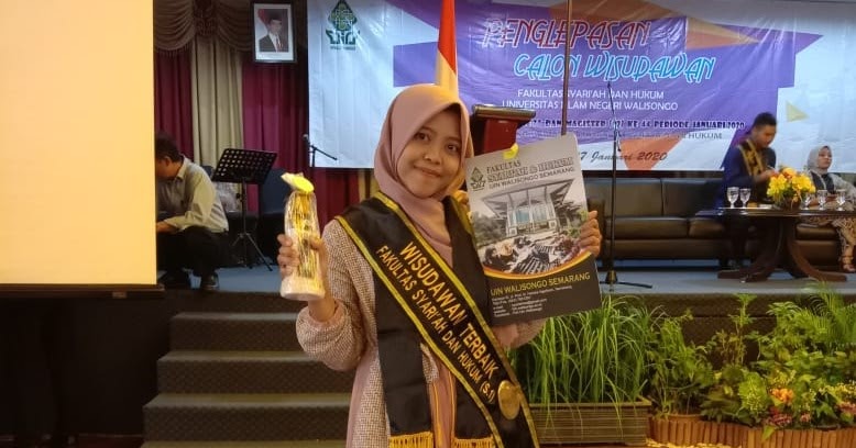 Aktif Organisasi Dan Mondok Tak Halangi Fauzia Raih Wisudawan Terbaik Fsh Ideapers
