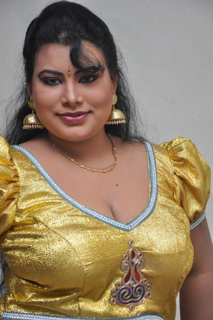 Doodhwali Mallu Aunty Showing Hot Bulging Milktanks In Low Cut Golden 