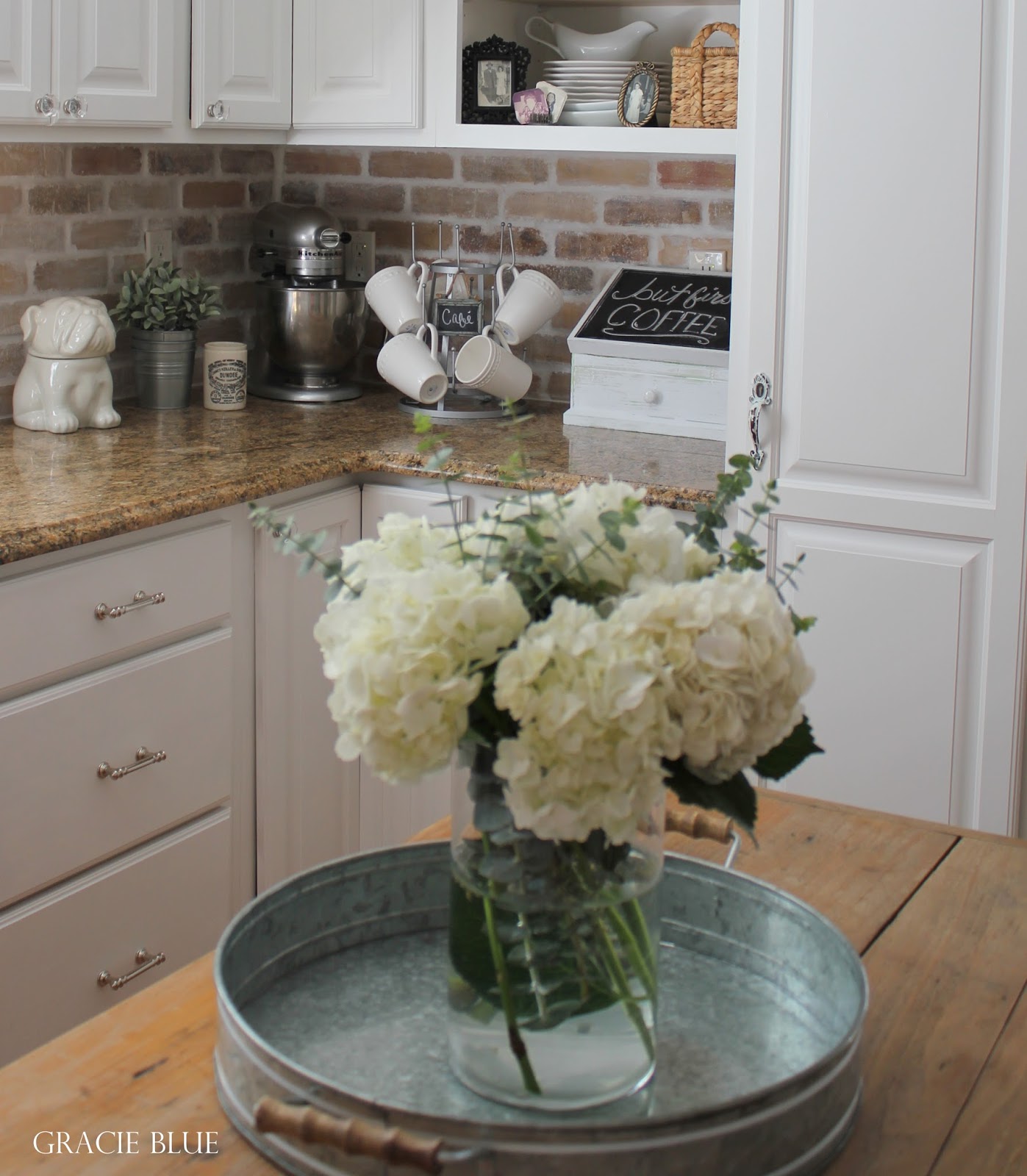 Gracie Blue : Spring Home Tour {White Kitchen Reveal} Gracie Blue : Spring Home Tour {White Kitchen Reveal}