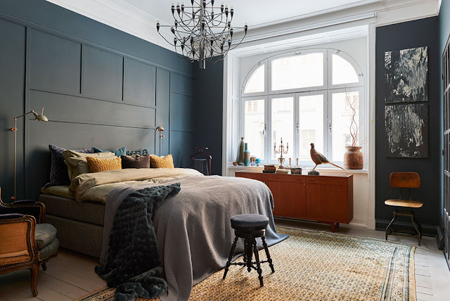 A sophisticated Stockholm apartment in blue tones