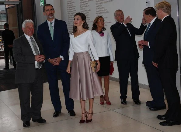 Queen Letizia carried Mirtha Natural clutch wore Lodi burgundy suede ankle strap pumps, Hugo Boss skirt and blouse. Queen Elizabeth