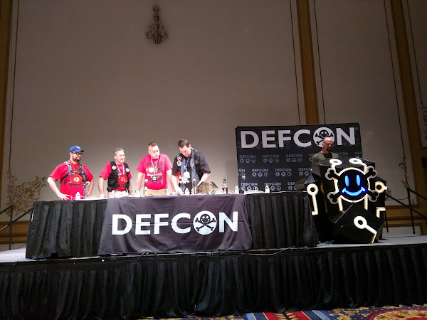 2015年在 DEFCON 報告的隊伍,Cory Doctorow 分享於 Flickr,CC by 2.0 2015年在 DEFCON 報告的隊伍,Cory Doctorow 分享於 Flickr,CC by 2.0