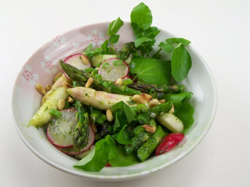 Lecker Bentos und mehr: Frühlingssalat mit Brunnenkresse-Radieschen-Pesto