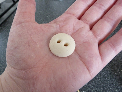 How to make salt dough buttons, hand shaped into rounds, hearts and stars. www.secondhandsusie.blogspot.com 
