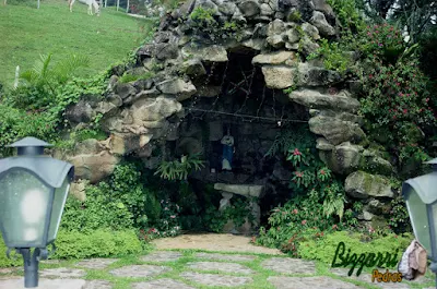 Construção de gruta de pedra, tipo pedra natural com o piso de pedra com pedra moledo tipo chapada.