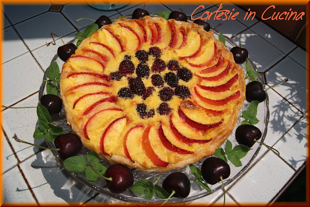 torta alle pesche e more con formaggio fresco e sciroppo d'acero