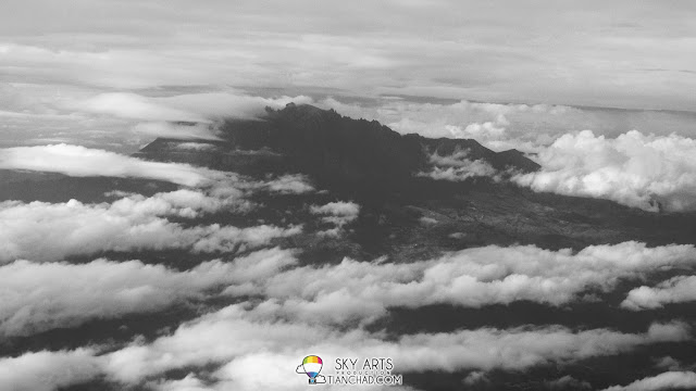 Mount Kota Kinabalu spotted from far while I was in the airplane. Thanks to the 10 x zoom function again