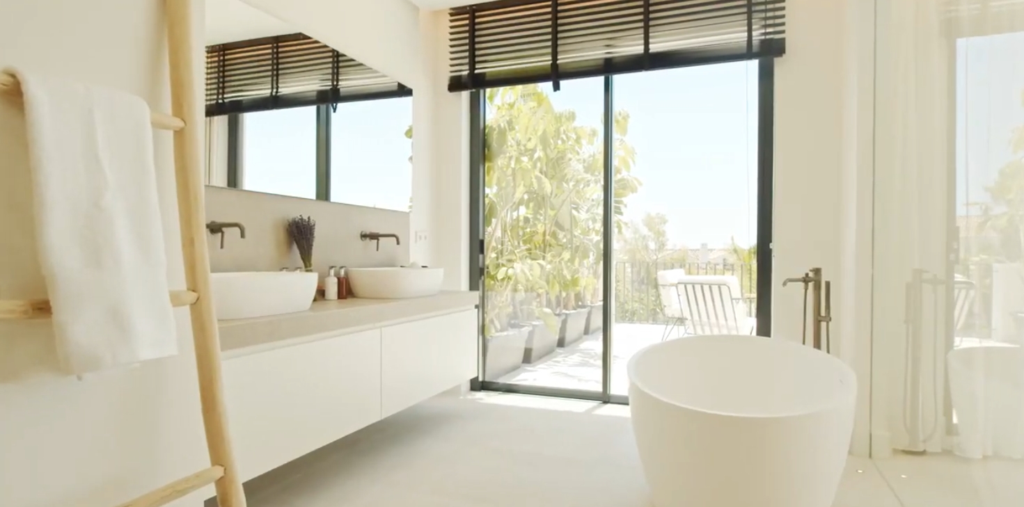 18 Photos vs. Modern villa close to the beach in Elviria, Marbella vs. Interior Design Tour