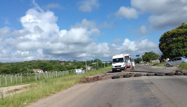 Protesto fecha BR-324 e cobra transferência de vítima de acidente em Jacobina