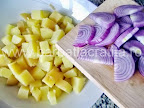 Salata orientala preparare reteta - adaugarea cepei peste cartofi