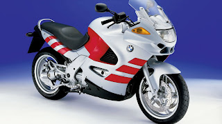 Wit met rode BMW motorfiets