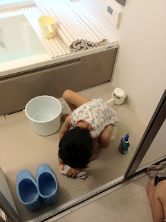 幼稚園の上履きをお風呂場で洗う息子