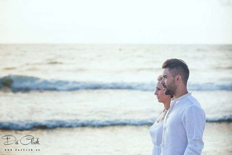 pareja preboda romántica en la playa