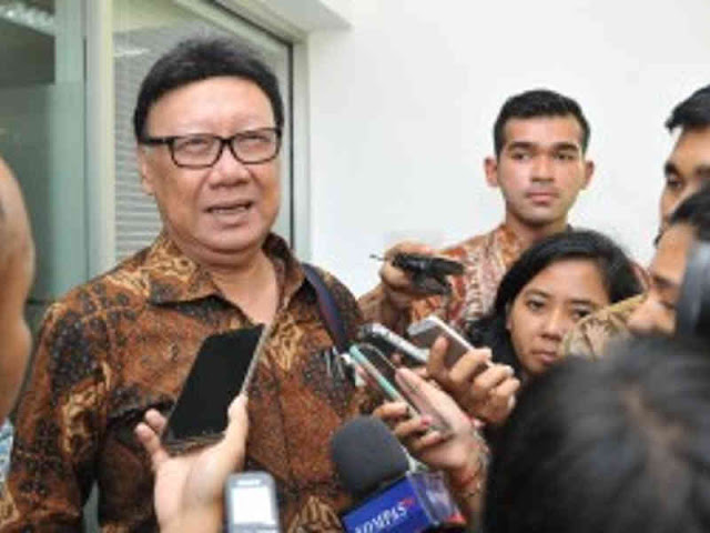Tjahjo Kumolo Sampaikan Dukacita ke Anggota Polri Yang Gugur Saat Pemilu 2019 Tjahjo Kumolo Sampaikan Dukacita ke Anggota Polri Yang Gugur Saat Pemilu 2019
