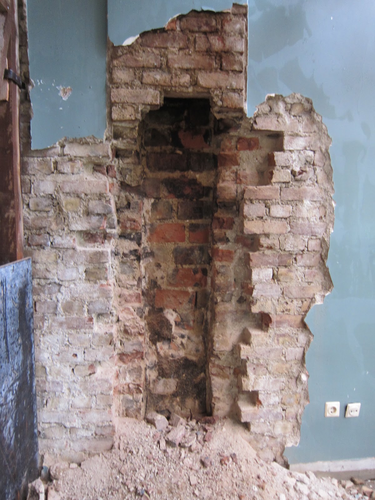 ARNIE House Restoration 40 Bedroom Chimney in Brick wall