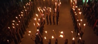 Η Χρυσή Αυγή κάνει κιτς τελετή στις Θερμοπύλες: Οι πυρσοί, τα στρατιωτικά παραγγέλματα του Κασιδιάρη και ο ναζιστικός χαιρετισμός του Μιχαλολιάκου [βίντεο]