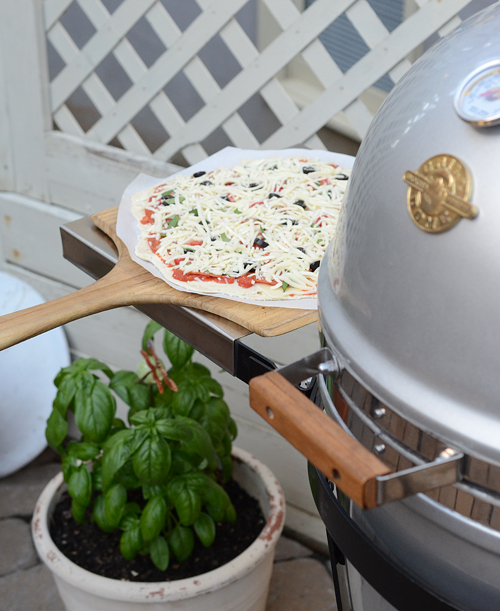 how to cook pizza on kamado grill, Big Green Egg pizza, Kamado Joe pizza, vision kamado pizza, primo grill pizza