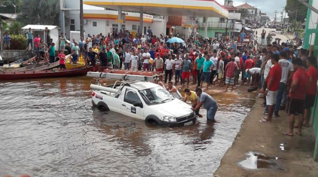 Ao se revoltarem moradores jogam carro da Celpa dentro do Rio Xingu