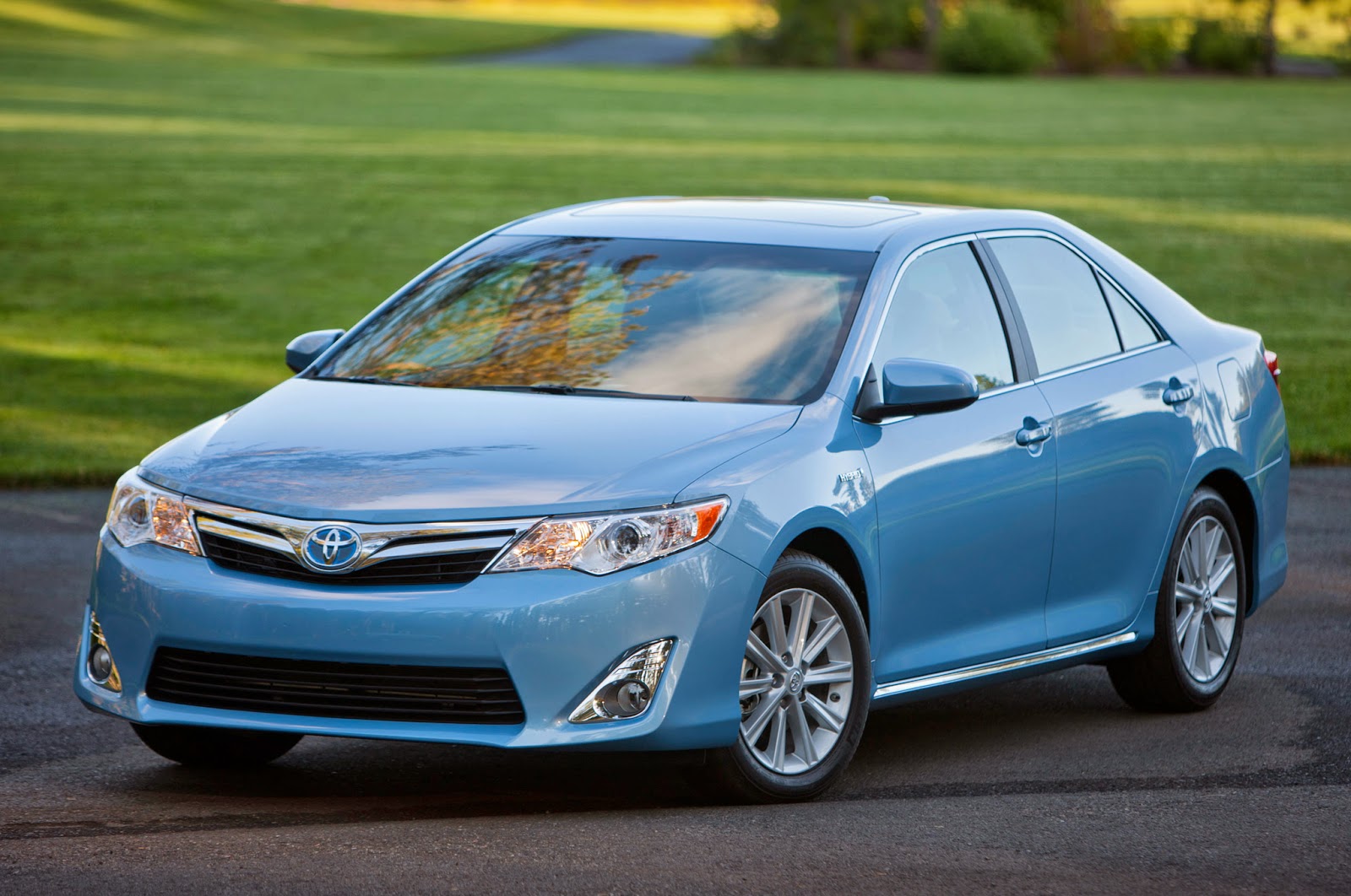 [ "aRie AfterLife BarKer" ]: Toyota Camry Mobil Hybrid Terbaik