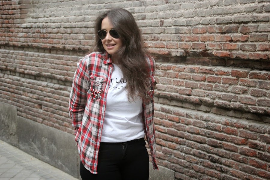 DIY Customiza tu camisa de cuadros con tachuelas y abalorios. Blog diy y costura