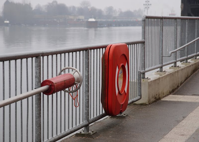 Einfach mal Fähre fahren: Mit dem Adler I von Kiel-Wik nach Holtenau und zurück. Der Anleger in Kiel in der Wik ist auch bei grauem Wetter malerisch. Einfach mal Fähre fahren: Mit dem Adler I von Kiel-Wik nach Holtenau und zurück. Der Anleger in Kiel in der Wik ist auch bei grauem Wetter malerisch.