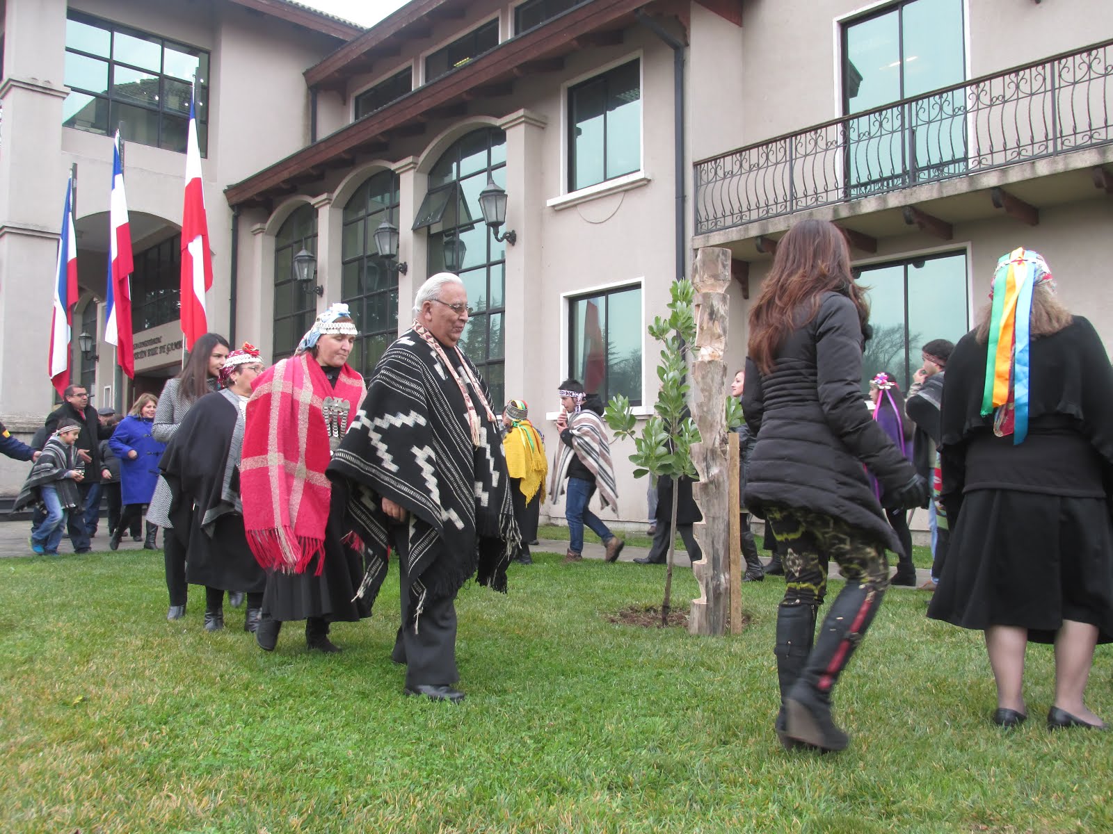 Histórica ceremonia de izamiento bandera mapuche en Municipalidad de Chillán Viejo