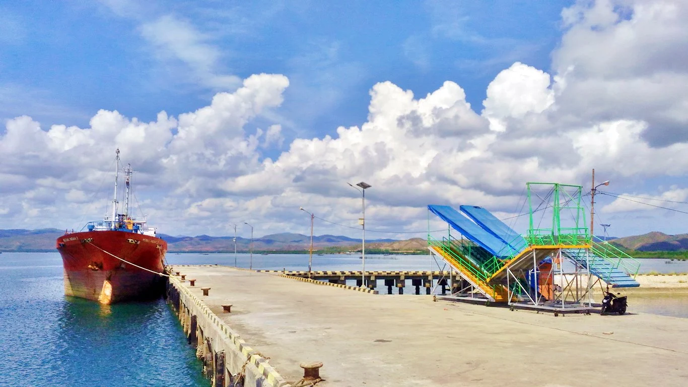 Panorama Dernaga Ferry Dan Pelabuhan Laut Namlea