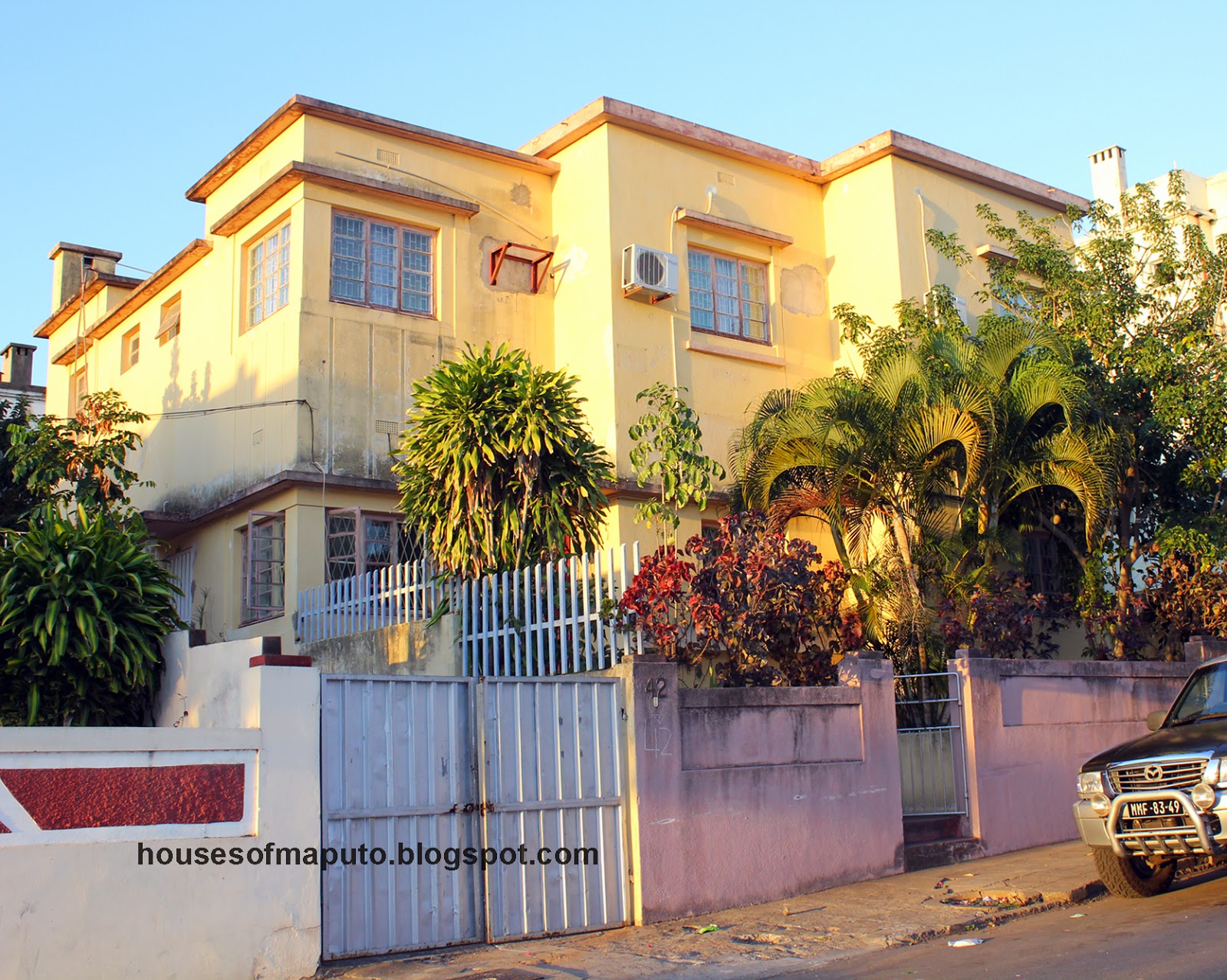 Vivenda Art creme na Rua Francisco Curado Bairro