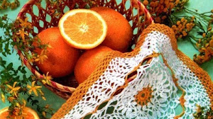 Mantelito blanco y naranja al crochet