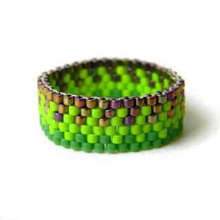 Яркое салатовое / зеленое кольцо из бисера - необычное украшение ручной работы
