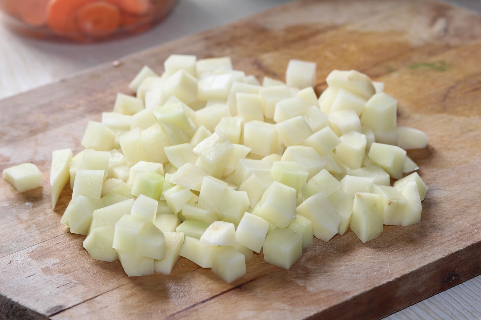 Нарезать квадратиками. Нарезка картофеля кубиками. Картофель крупными кубиками. Картофель порезать кубиками. Картошка порезанная.