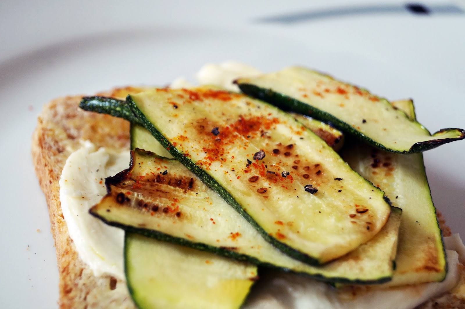 ZucchiniSandwich mit Tomaten und Mozzarella