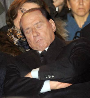 Ma il Cavaliere dorme durante la cerimonia