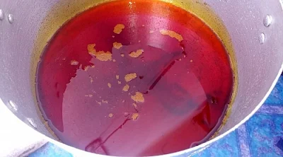 cook-the-oil-in-saucepan