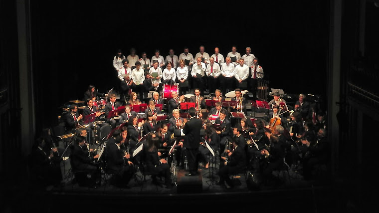 La banda y el coro en el Juan Bravo