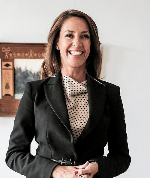 Princess Marie unveiled a new portrait of herself painted by artist Mikael Melbye.Princess wore Hugo Boss blazer and Marni blouse