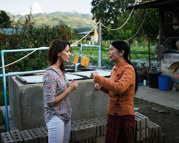 Princess Marie visited Burma, Prenses wore printed blouse, bag, style of Marie, earrings