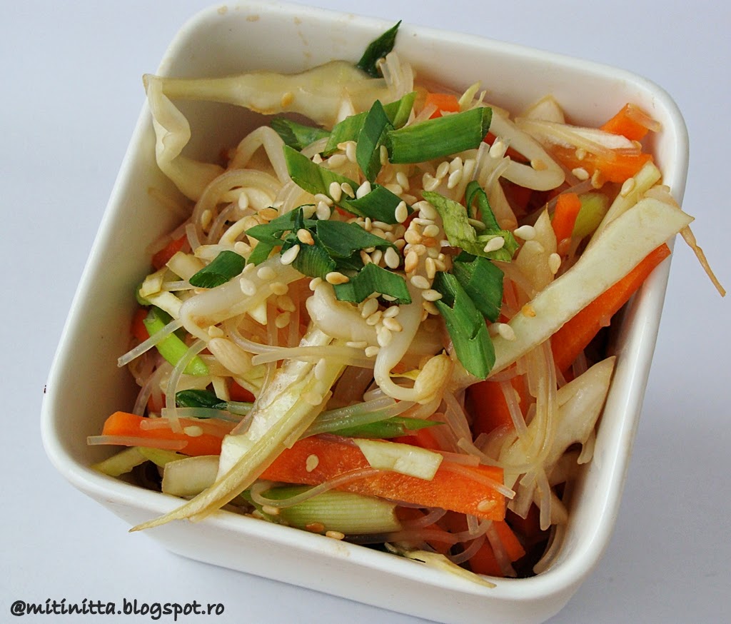 Salata asiatica cu taitei de orez si legume
