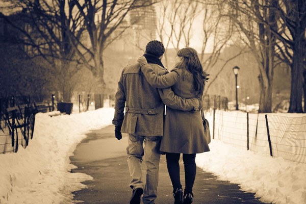 Pictures of couples are walking hand in hand in the park