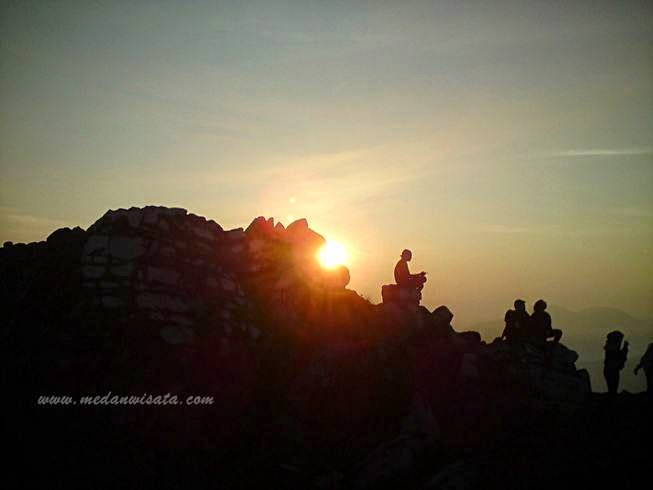 Sunrise di Puncak Gunung Sibayak