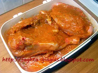 Κοτόπουλο μαριναρισμένο σε σάλτσα ντομάτας, ψητό στη γάστρα - από «Τα φαγητά της γιαγιάς»