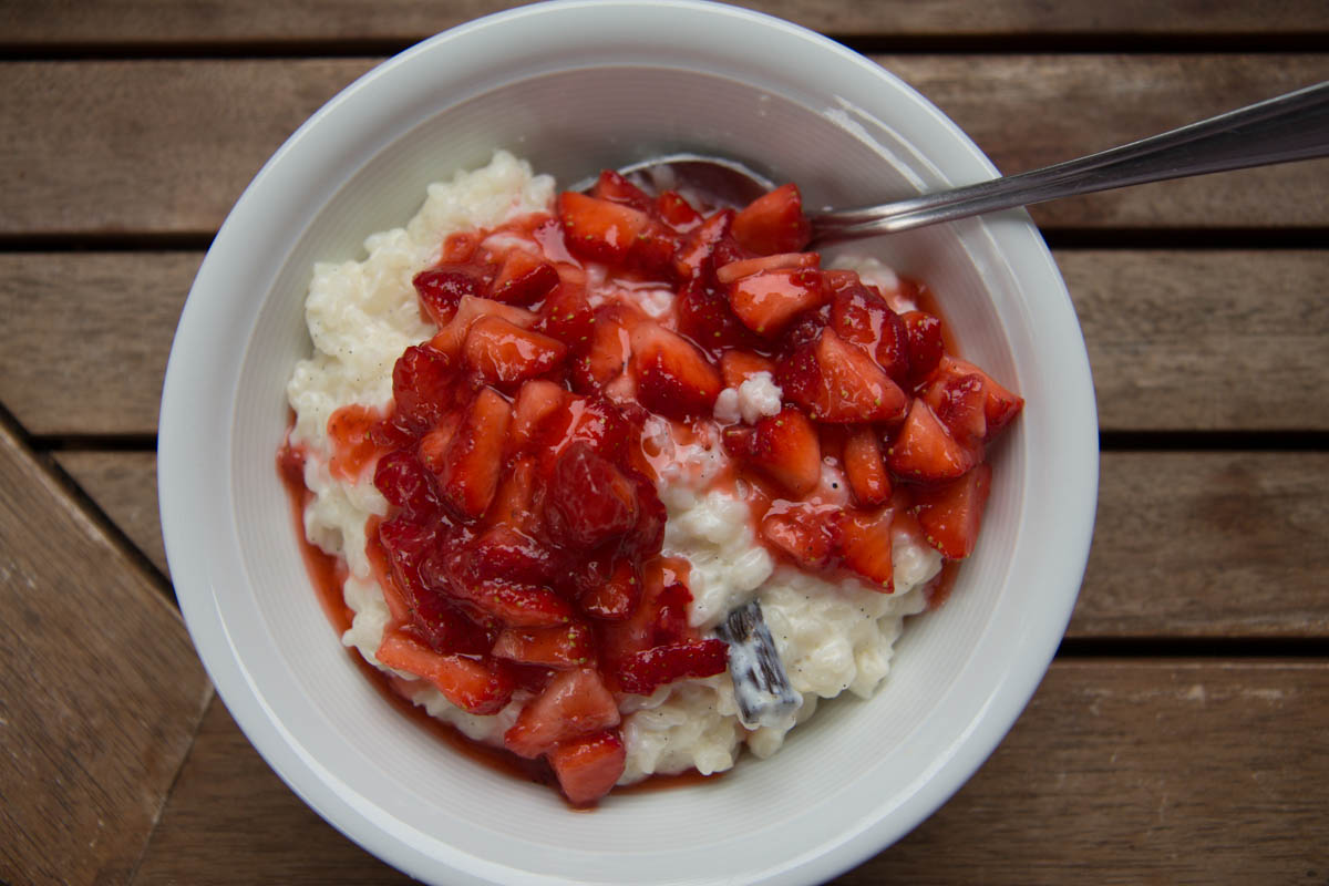 Ganz einfache Küche: Vanille-Milchreis mit marinierten Erdbeeren