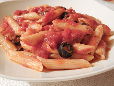 Fusilli cu sos de rosii,masline si capere- reteta de post