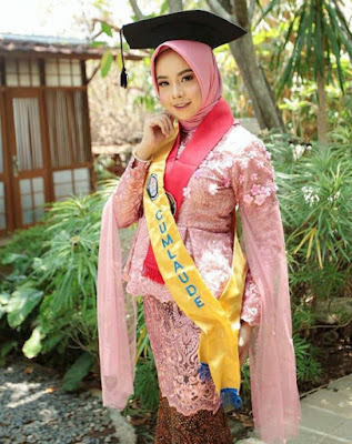 Gambar model hijab wisuda wajah bulat terbaru Gambar model hijab wisuda wajah bulat terbaru
