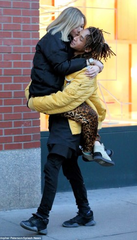 Jaden Smith carries his girlfriend on the streets of NY (photos)
