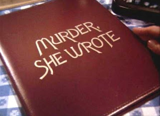 Imagen con el comienzo de la serie de Televisión Se ha escrito un crimen. La imagen muestra una mano que abre un libro con el título en inglés: Murder She Wrote