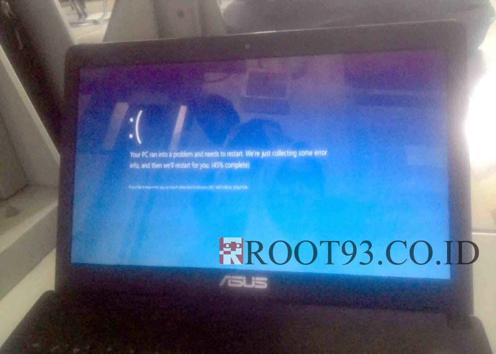 kenapa screen laptop jadi biru Simon North