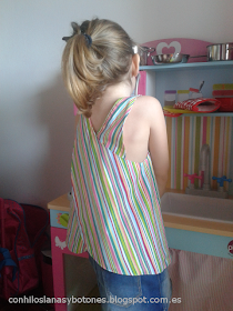 Con hilos, lanas y botones: Blusa de niña reversible cruzada en la espalda (CC Cosotela)