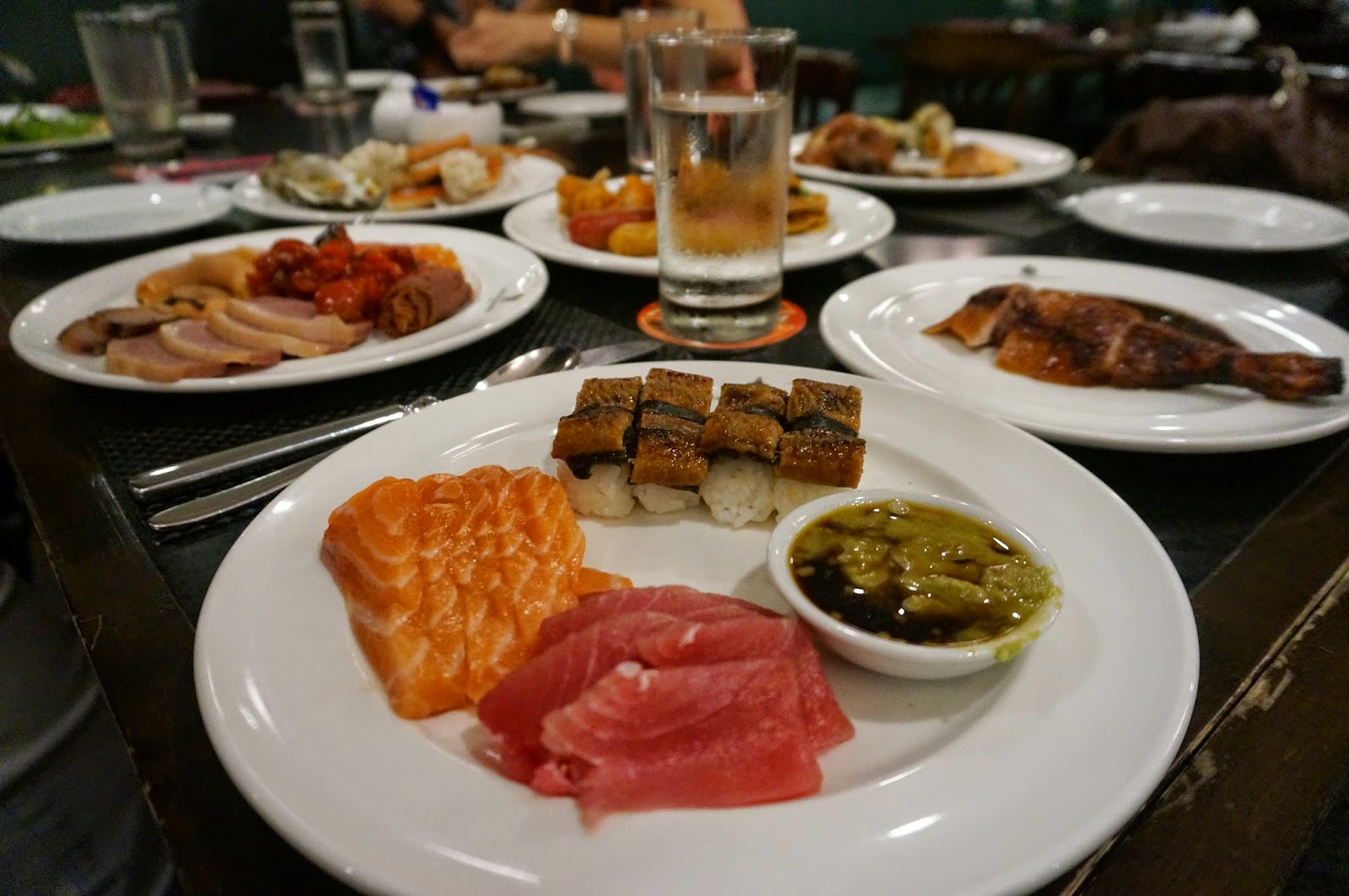 JJ IN DA HOUSE: International Buffet Dinner &amp; Christmas Goodies